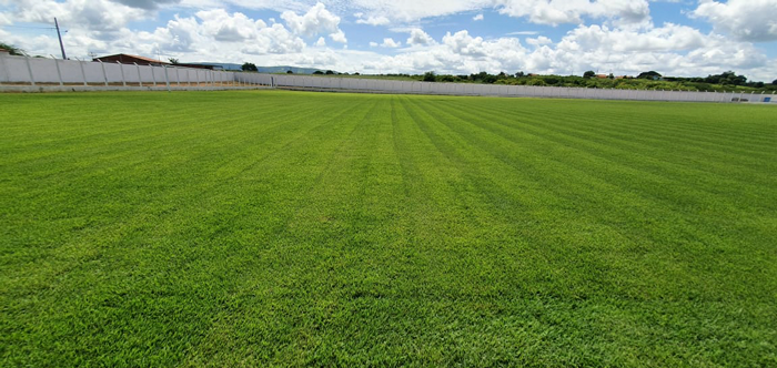 Estádio de futebol de Igaracy recebe manutenção semanal